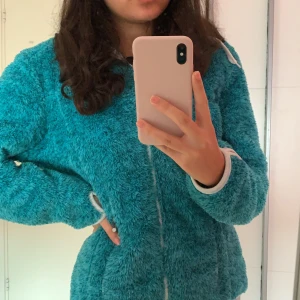 Fluffig tröja - Såååå fin fluffig kofta i blå/grönt. Jättebra skick då den knappt är använd, får tyvärr ingen användning av den. Frakten ingår ej i priset💞