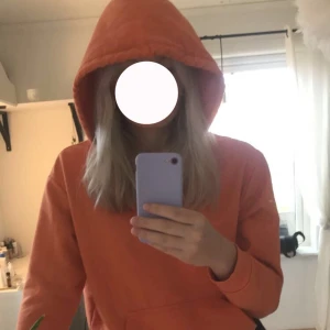 Hoodie - Orange hoodie köpt på carlings. Jätte bra skick och inte nopprig. Najs luva, säljer eftersom den inte kommer till användning. 120kr+frakt. Strl. M men sitter lite oversized på mig som vanligtvis har S