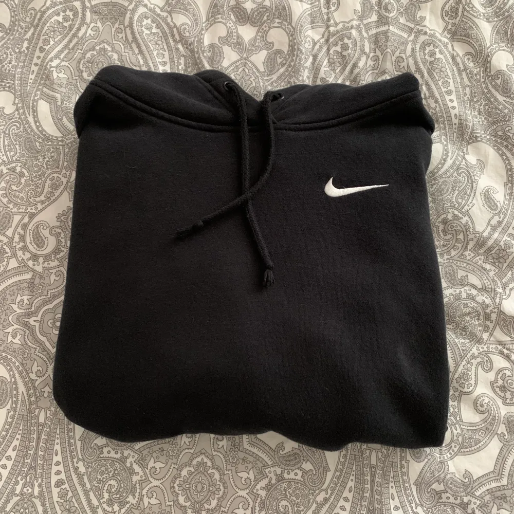 Nike hoodie som är sparsamt använd, inget slitage. Strl XS MAN, skulle säga att den sitter som en S. Säljer direkt för 300kr annars buda. Högsta bud: 230kr. Hoodies.