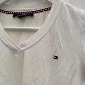 Tommy Hilfiger T-shirt - Är använd men i bra skick💗