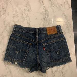 Blåa Lev’is shorts i storlek Xs - Säljer Levis short då dom inte passar mig längre. Dom är hyfsat oanvända och bara legat i min garderob, köpt för 500kr. Hör av dig vid frågor och intresse. 