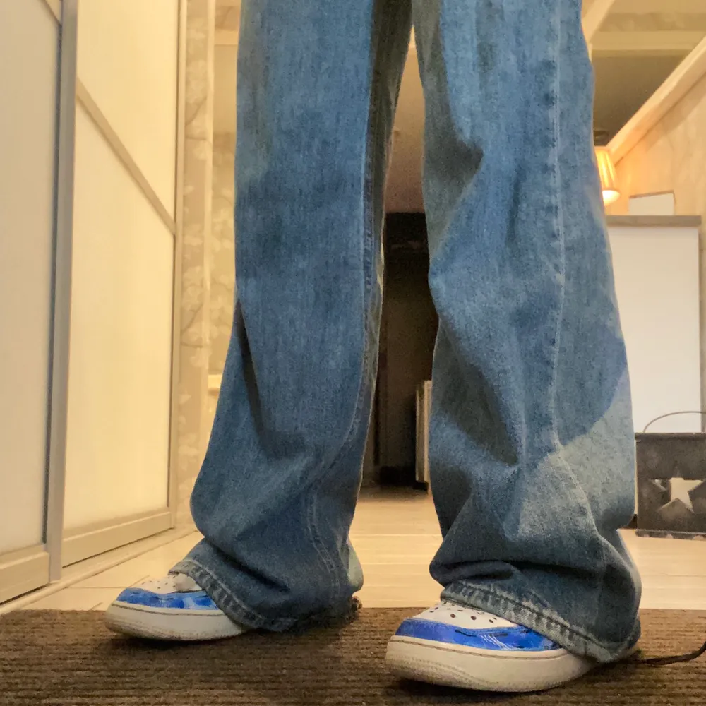 As snygga wide leg jeans från H&M i färgen mörk blå som år skit snyggt till hösten, lite för långa för mig men de är bara snyggt enligt mig (jag är c 1,63 cm) kund står för frakt. Jeans & Byxor.