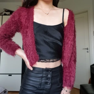 Vinröd kofta från Alice Bizous❣ - Jätte fin och såå mjuk och len, inte alls stickig! Kort i modell och har använt ett fåtal gånger. Färgen är liite mörkare än på bilderna:)