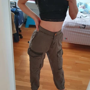 Byxor från River Island:) - As coola byxor som är pösiga och bekväma. Mörkgrön och använt ett par gånger💚