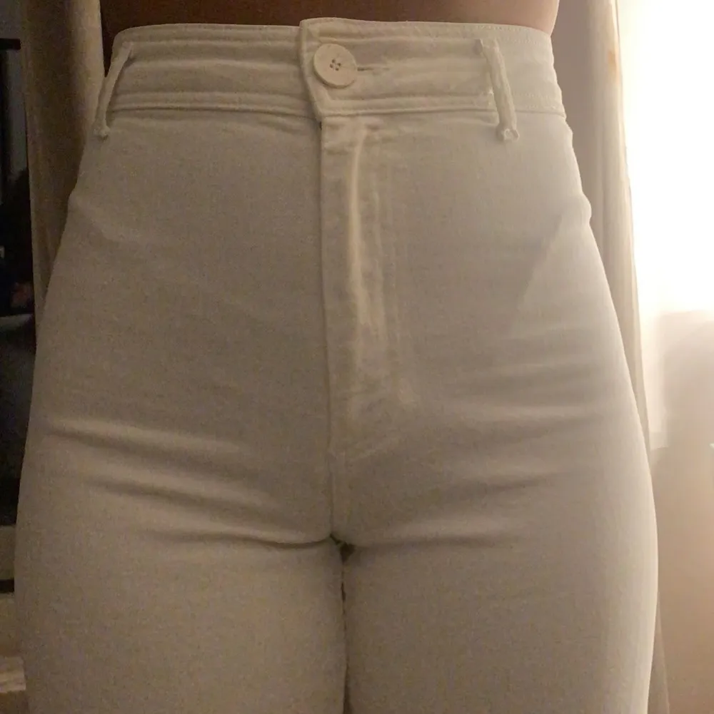 Vita fräscha jeans från Zara i storlek 38, i fint skick. Frakt ingår inte i priset.. Jeans & Byxor.