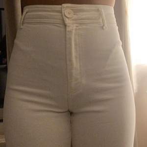 Vita fräscha jeans från Zara i storlek 38, i fint skick. Frakt ingår inte i priset.
