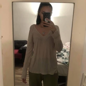 tunn långärmad tröja - tunn väldigt ljus pastellrosa (vet inte riktigt hur man ska beskriva färgen) ribbad tröja i  som e lite oversized så skulle passa en M/L också beroende på hur man vill den ska sitta