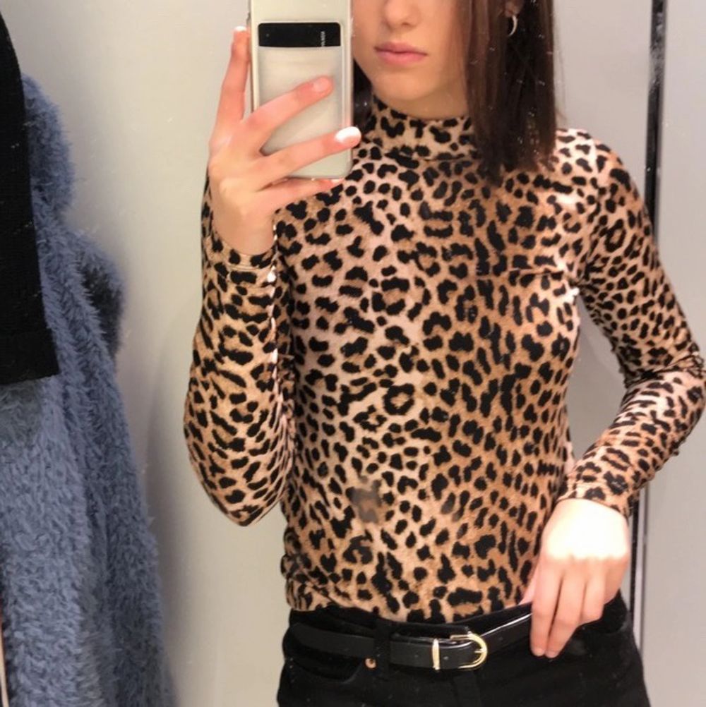 Polotröja med leopardmönster, jätteskön och sitter så snyggt. Säljer för att jag inte för användning för den.. Toppar.