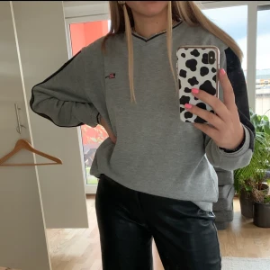 Grå sweatshirt  - Säljer denna coola gråa tröjan, är storlek M men sitter oversized så passar xs-l 💜🕺🏻