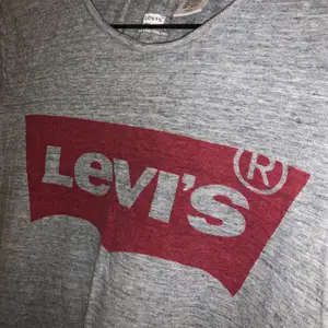 Superfin t-shirt från LEVIS, använd fåtal gånger, är S men passar även min mamma som har M/L🥰 inga skador och trycket är lika ifyllt som när jag köpte den.