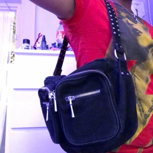 Noella väska - En svart noella väska som är har en defekt att en ”plupp” har gått av och ersatts med ståltråd! Jag köpte denna för mer än 1 år sedan här på Plick💞 Buda om det är fler som vill köpa😳 Fraktar men köpare står för frakten💋