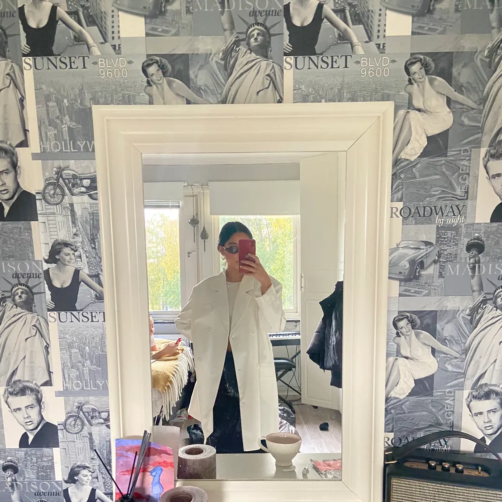 Köpte denna för studentdagen men fick tyvärr aldrig att använda den så den är helt oanvänd! Kunde inte lämna tillbaka den då jag drog av lapparna! Jag är Xs och den sitter oversized på mig!. Puvut & Bleiserit.