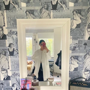 Oversized Blazer - Köpte denna för studentdagen men fick tyvärr aldrig att använda den så den är helt oanvänd! Kunde inte lämna tillbaka den då jag drog av lapparna! Jag är Xs och den sitter oversized på mig!