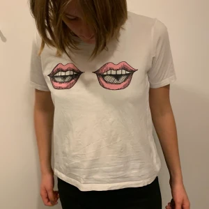 Rodebjer t-shirt - Rodebjer tröja i bra skick. Möts upp i stockholm/ täby eller frakt du står för. 