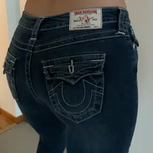 As sköna raka jeans från True Religion, köpta i usa för några år sedan, skitsnygga men bara använda typ 2 gånger så därför säljer jag dem nu, storlek 26 men dem är stretchiga så passar även 28! Är 180 lång och dem når ner till foten!
