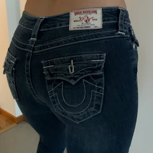 True Religon Jeans - As sköna raka jeans från True Religion, köpta i usa för några år sedan, skitsnygga men bara använda typ 2 gånger så därför säljer jag dem nu, storlek 26 men dem är stretchiga så passar även 28! Är 180 lång och dem når ner till foten!