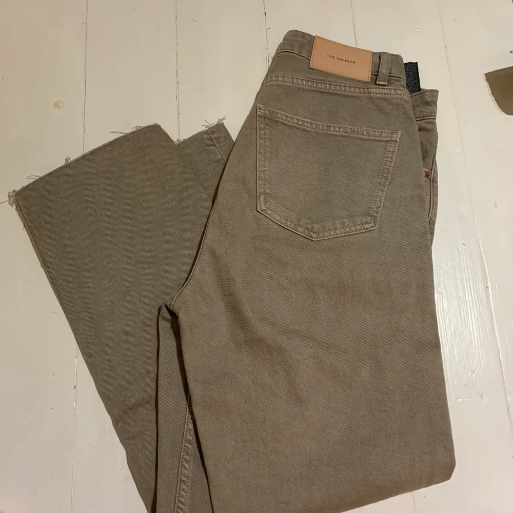 Använda en gång! Strl 36, köpta på Zara. 250kr eller högst bud. Färgen på bild nr 2 är mer rättvis 😊 Frakt tillkommer, kan även mötas i Malmö!. Jeans & Byxor.