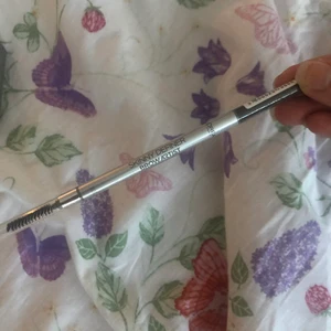 oanvänd ögonbrynspenna  - Ny ögonbrynspenna i färgen mörkbrun/dark brunette från l’oreal paris skinny definer brow artist. Faktiskt en av mina favoritprodukter då jag har en egen! 50 kr + frakt 11 kr 
