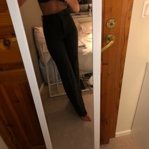 KOSTYMBYXOR - Ett par sååå snygga grå, vida kostymbyxor från ZARA. Strl.36, men säljer då de tyvärr är för små för mig runt rumpan, men de passar PERFEKT för människor med långa ben! På mig sitter de bra i midjan, om man är mindre eller större runt midjan kommer de att sitta. Nypris är 500kr. Mina mått på mig: innerbenslängd: 73cm. Midja: 67.5cm. Rumpa: 96.5cm. Köparen står för frakt ☺️