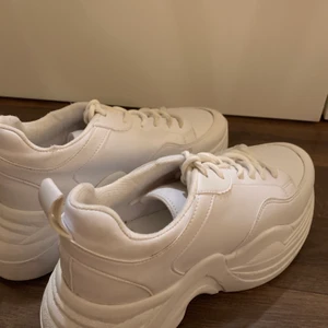 Skitsnygga vita sneakers! - Supersnygga vita sneakers från Nelly, inte använd särskilt mycket. Det är storlek 38 och passar mig bra som har 38/39. Sköna skor som man inte får ont av, dessutom väldigt snygga till ett par snygga jeans 😍 för frågor eller fler bilder kontakta mig privat. (Pris kan diskuteras). Frakten tillkommer ✨ 
