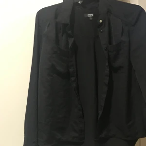 Svart skjorta - Använd endast ett par gånger och är i nytt skick.