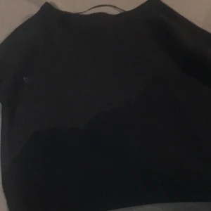 En svart tröja  - En svart tröja 