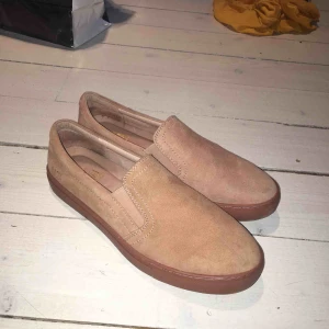  - Superfina rosa slip-ons från Dasia, färgen som på andra bilden (inte så ljusa som på första). Använda typ 3 gånger så helt nyskick. Storlek 39, köpte för 900 kr. 