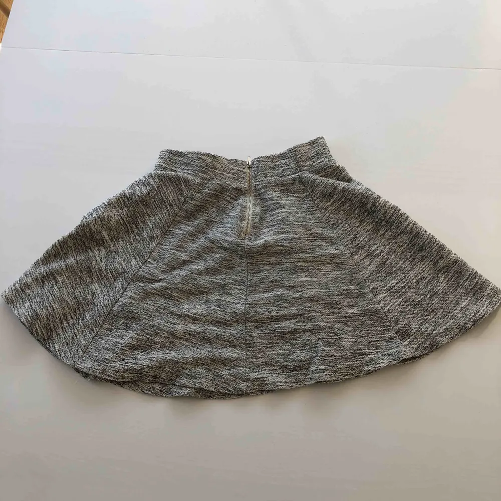 En fin kjol från H&M Priset är inklusive frakt. Kjolar.