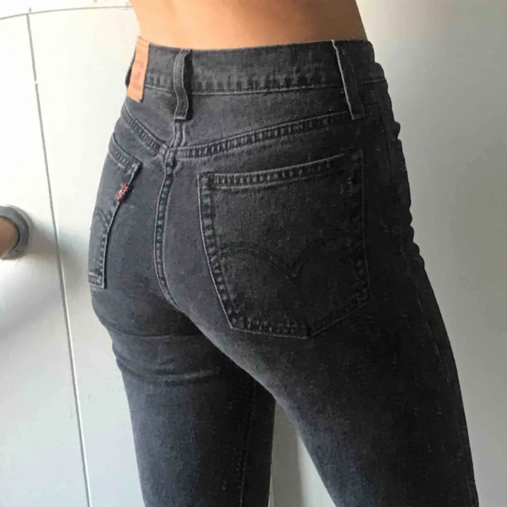 Orginalpris: 1299kr Färg: grå/svart  Levisjeans ursprungligen beställda från hemsidan. De är i en tajt modell, avklippta vid foten alltså har fransar. Supersnygga men jag använder tyvärr aldrig tajta jeans så säljer dom. . Jeans & Byxor.