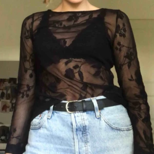  - Långärmad tröja i spets från Lindex. Sitter inte så tajt på mig som vanligtvis har S-M på tröjor/toppar. Så passar nog de flesta beroende på hur man vill att den sitter. Köparen står för frakten!