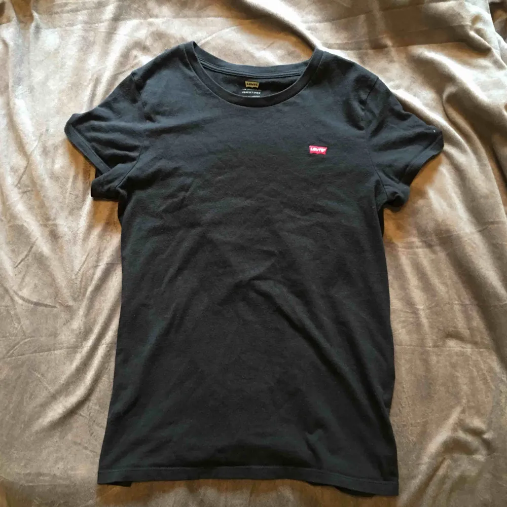 Basic äkta levi’s t-shirt från junkyard, nypris - 250 kr. Frakt tillkommmer:). T-shirts.