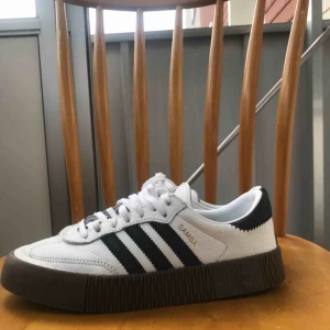  - Såå fina och sköna adidassneakers! Endast använda ett par gånger så i gott skick. Säljer pga lite för stora. Nypris: 999 SEK. (Skosnörena är lite skitiga, köper nya innan de skickas!)