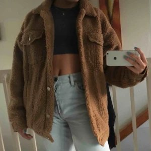  - Brun teddyjacka i storlek 34. Har ej använt mycket pga att den är lite för stor för mig (är 160 cm)Fin höstjacka i bra skick! (Nypris 679)🌷🌷Frakt tillkommer