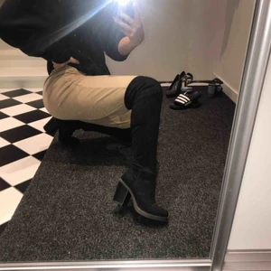  - Nästan oanvända overknee-boots. Inga slitningar. Klackhöjd ca 8cm. Sitter bra runt benet, faller ej ner. 