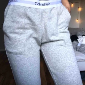  - Ljusgråa Calvin Klein mjukisbyxor. Jag är 1,75cm lång och är lite lite för korta på mig. Köptes i en CK butik i New York som jag sedan fick i present. Endast testade en gång, som nya! NYPRIS: 650kr 🛒