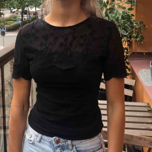  - Fin kortärmad med tätt men tunt nät material, köpt från H&M. Inte alls mycket använd. 