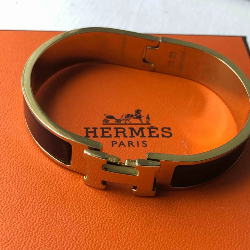 Äkta Hermes armband i svart/guld. Armbandet är i damstorlek och är i fint skick.. Accessoarer.