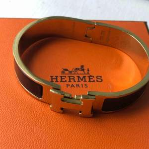 Äkta Hermes armband i svart/guld. Armbandet är i damstorlek och är i fint skick.