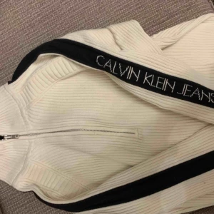  - Calvin Klein ribbad med polo krage och kedja upptill, super snygg, sitter mer som M. Fint skick 
