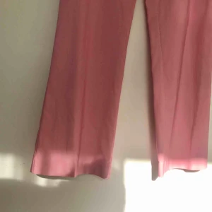  - Söta små rosa byxor med en liten kick flare 🌸 De är väldigt små i storleken och jag skulle säga att de skulle passa en XS/S bäst! 60kr + frakt