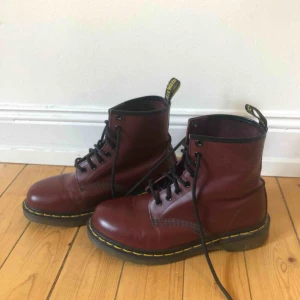  - Vinröda Dr Martens inköpta i New York för några år sedan. Knappt använda, anledning: orkade inte gå in dem (ni som använder Dr Martens vet vad jag pratar om:). Kan mötas upp i Sthlm, kan också skickas (köparen betalar frakt). 