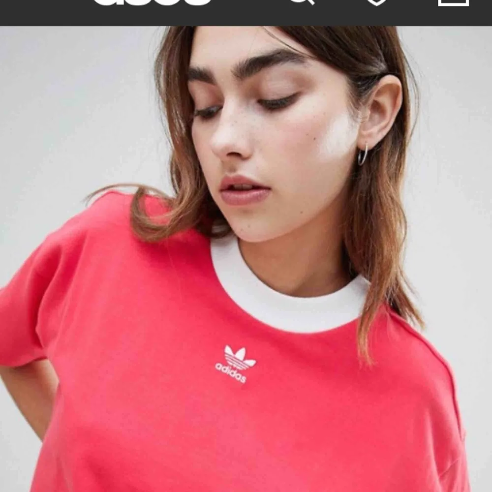 T-shirtklänning från Adidas. Äkta, köpt för ca 450kr. Säljer för att den inte passar in m min stil längre. Knappt använd. Pris kan diskuteras vid snabb affär.. Klänningar.
