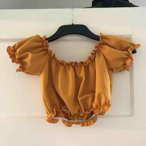  - Orange tröja från Nelly. Storlek s. Aldrig använd.   Eventuell frakt betalas av köparen 