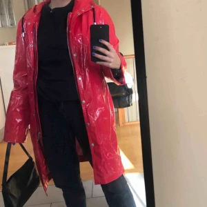  - Ascool lack regnjacka, köpt på second hand. Jag har aldrig använt den. I armhålorna så har lacken försvunnit lite (skriv för bild på det).❤️ På ilse jacobsens hemsida kostar regnjackorna ca 1300kr