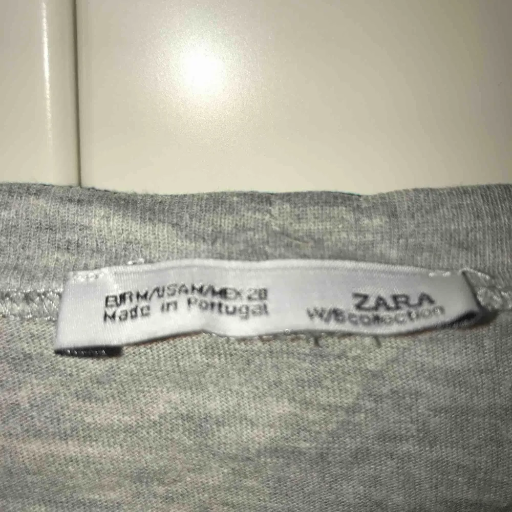 Snyggt sliten t-shirt från Zara i stl. M med tryck på. T-shirts.