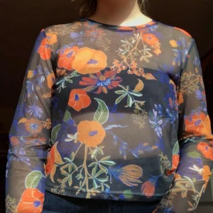  - Säljer denna jättefina meshtröjan med blommor på från Monki! ❤