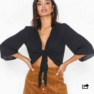  - Knytblus från Nelly, helt ny och oanvänd. Lappen sitter kvar, säljer vidare endast för att jag var för sen med att skicka tillbaka :)