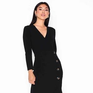  - Helt ny oanvänd Klänning från Jacqueline de Yong Figurnära passform Långärmad modell Omlottlagd v-ringning Mjuk kvalitet Dekorativa knappar nedtill Storlek XS Ord pris 319:-