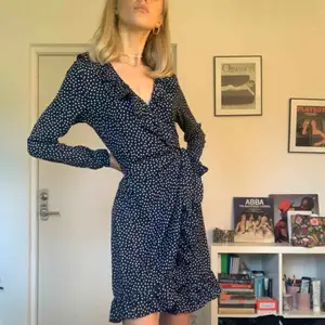 Säljer en prickig söt Mörkblå klänning från NA-KD. Till ett par docs och en miniväska blir den super ”Devon Lee Carlson” -inspirerad! Jag är själv rätt liten , därför klänningen ser väldigt stor ut, men är i storlek 36. 
