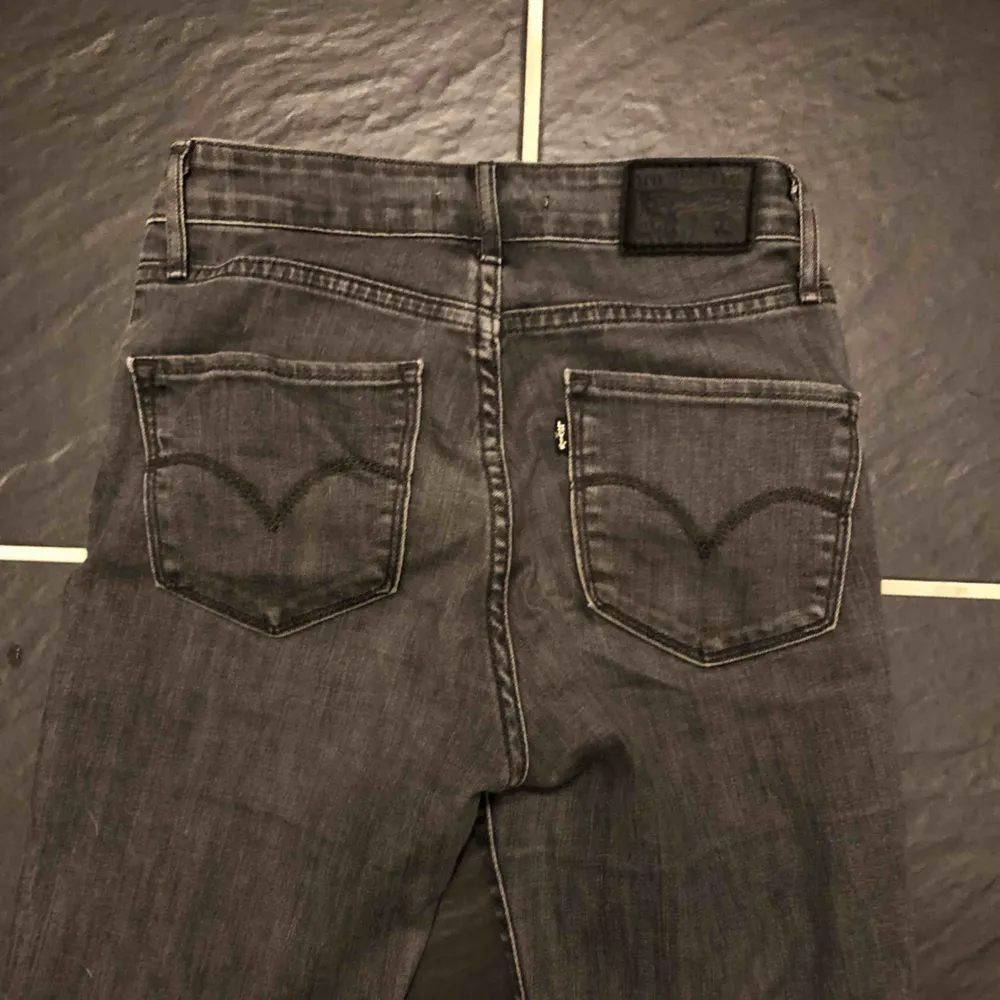 Gråa Levis jeans som är köpta i Levis butiken för ca 1 år sen för 1000kr. Super bra skick och super snygga men kommer inte till användning längre. Strl 24 i midjan/runt höften och i längd passar de mig och jag är 165cm. Jeans & Byxor.